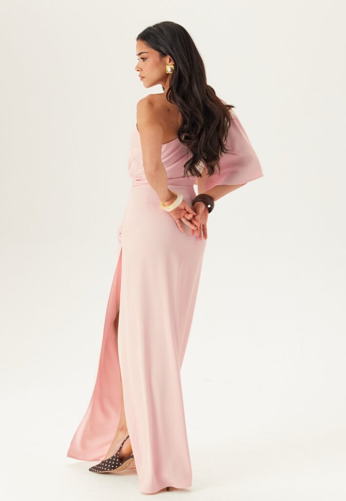 Pastelrosa balklänning med one-shoulder arm.