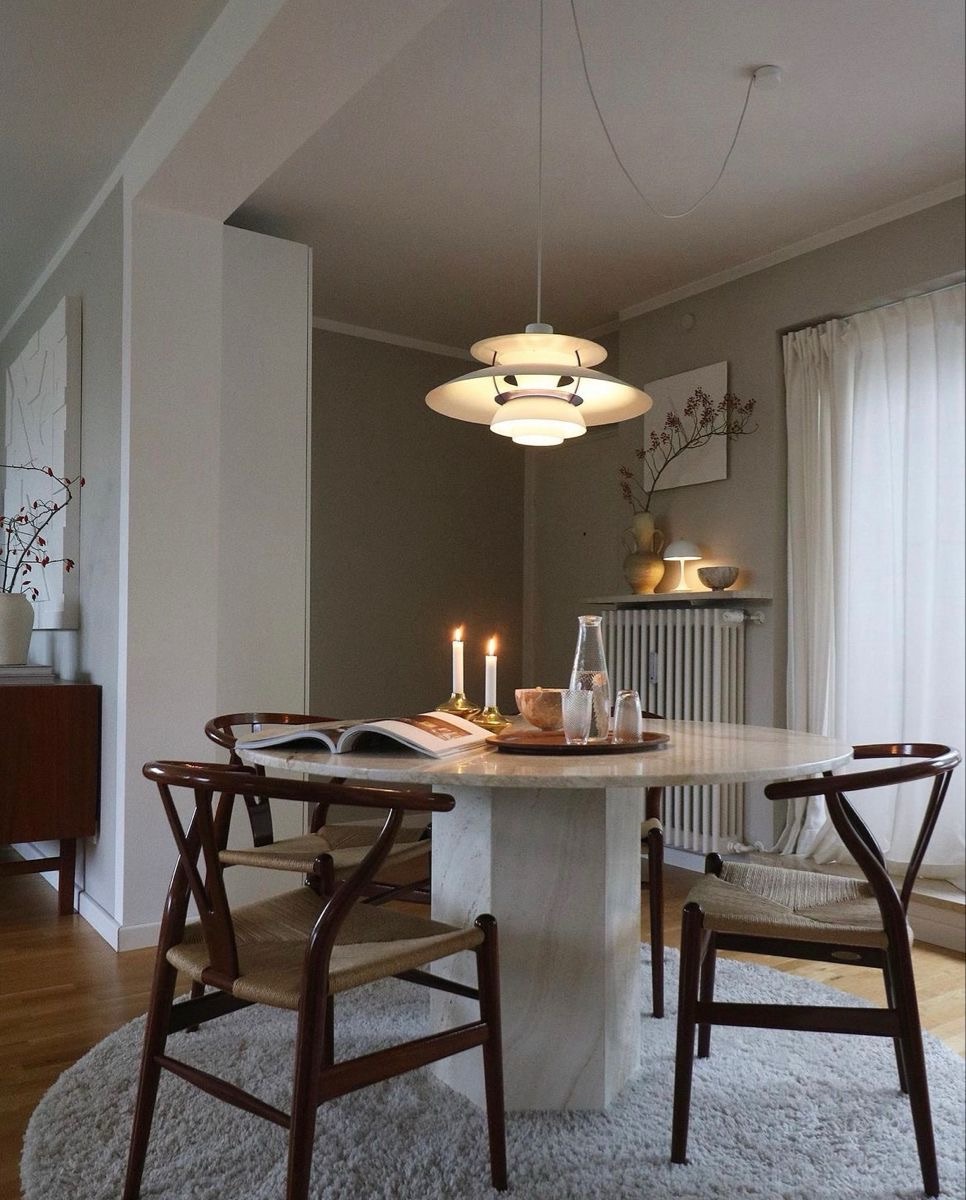 Matplats med vackracCH24 Y-stolar.