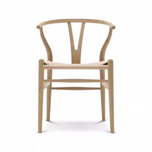 CH24 Y-Stol från Carl Hansen & Son är en tidlös ikon för modern dansk design. 
