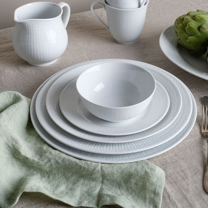 Rörstrand Swedish Grace porslin i en ljus dukning, en klassisk present