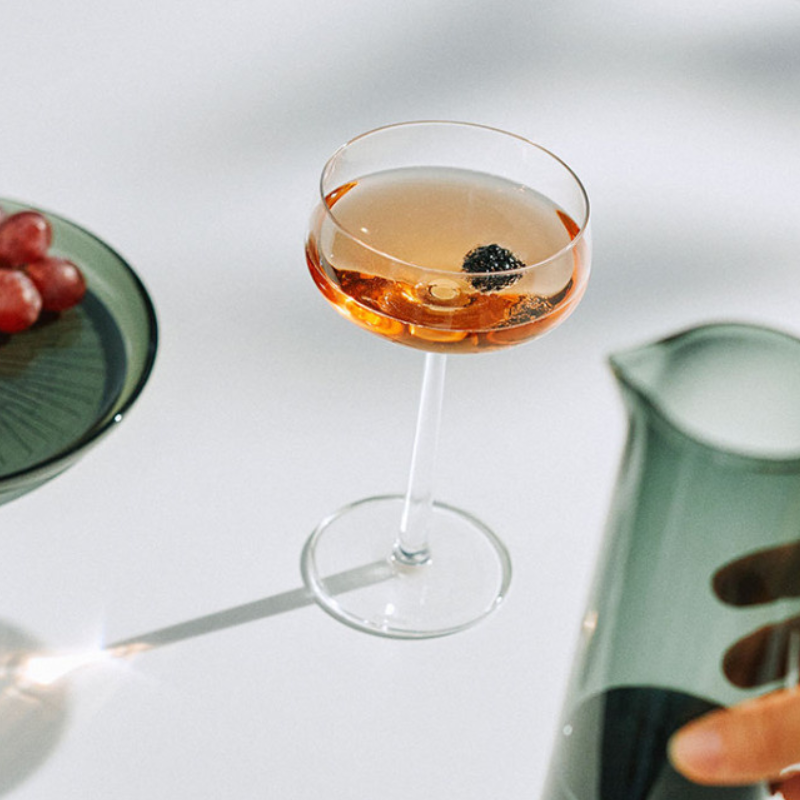 Iittala Essence cocktailglas på ett ljust bord i solen