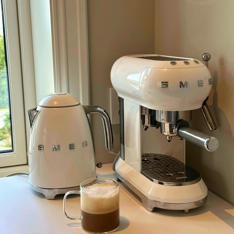Smeg vattenkokare i en stilren köksmiljö med en Smeg Espressomaskin bredvid